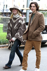 elle-fanning-filming-an-untitled-woody-allen-film-in-nyc-92617-42.jpg