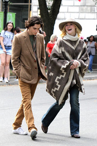 elle-fanning-filming-an-untitled-woody-allen-film-in-nyc-92617-43.jpg