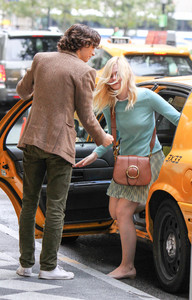 elle-fanning-filming-an-untitled-woody-allen-film-in-nyc-92617-9.jpg