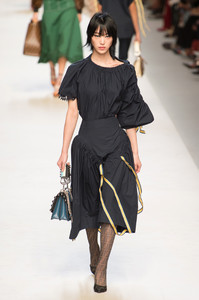 fendi-rs18-0977.thumb.jpg.c4c072cedc27294393309421e6e9d790.jpg