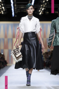 fendi-rtw-ss18-milan-0161-1505999117-thumb.thumb.jpg.56398972ce25ed10b57774f33ab284d0.jpg