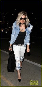 fergie-jets-out-of-lax-airport-in-style-01.jpg