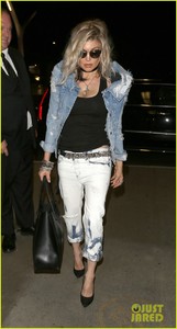 fergie-jets-out-of-lax-airport-in-style-08.jpg