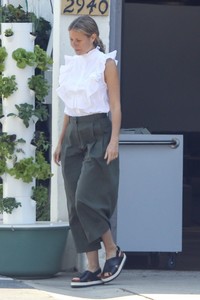 gwyneth-paltrow-out-in-santa-monica-09-26-2017-2.jpg