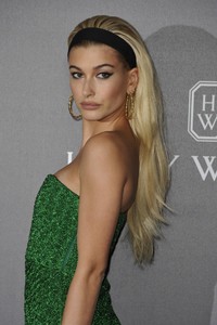 hailey-baldwin-amfar-gala-milano-red-carpet-in-milan-italy-09-21-2017-2.thumb.jpg.af0210ea223b6b24e97f1098c80c6480.jpg