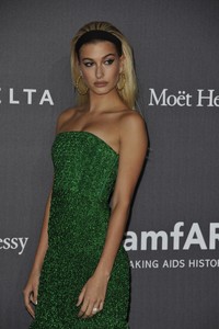 hailey-baldwin-amfar-gala-milano-red-carpet-in-milan-italy-09-21-2017-7.thumb.jpg.363a98ba41cefe5b4f2c961e60961b7e.jpg