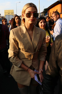 hailey-baldwin-arriving-at-the-missoni-fashion-show-in-milan-92317-9.jpg