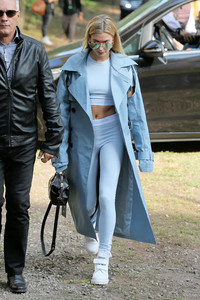 hailey-baldwin-leaving-the-bottega-veneta-fashion-show-in-milan-92317-2.thumb.jpg.550305220d5466838f6c6c316b6ac5ae.jpg