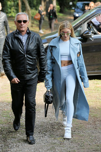 hailey-baldwin-leaving-the-bottega-veneta-fashion-show-in-milan-92317-4.thumb.jpg.d419b4d4a623b307ef49d8ea26be2d52.jpg