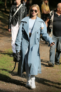 hailey-baldwin-leaving-the-bottega-veneta-fashion-show-in-milan-92317-7.thumb.jpg.dc103f584e842411048aac45503136a2.jpg