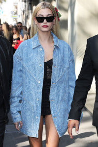 hailey-baldwin-leaving-the-dolce-amp-gabbana-fashion-show-in-milan-92417-1.jpg