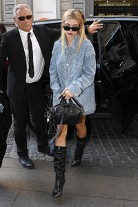 hailey-baldwin-leaving-the-dolce-amp-gabbana-fashion-show-in-milan-92417-16.jpg