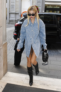 hailey-baldwin-leaving-the-dolce-amp-gabbana-fashion-show-in-milan-92417-21.jpg