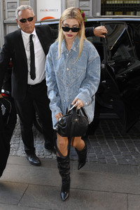 hailey-baldwin-leaving-the-dolce-amp-gabbana-fashion-show-in-milan-92417-9.jpg