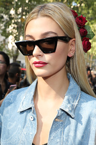 hailey-baldwin-leaving-the-dolce-amp-gabbana-fashion-show-in-milan-92417.jpg