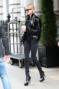 hailey-baldwin-out-in-london-91717-1.jpg