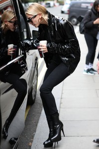 hailey-baldwin-out-in-london-91717-11.jpg