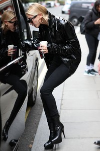 hailey-baldwin-out-in-london-91717-11.jpg