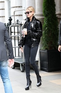 hailey-baldwin-out-in-london-91717-3.jpg