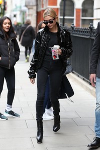 hailey-baldwin-out-in-london-91717-7.jpg