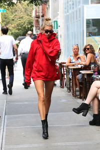 hailey-baldwin-out-in-nyc-91217-1.jpg