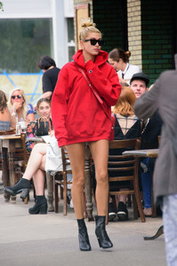 hailey-baldwin-out-in-nyc-91217-10.jpg