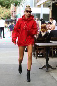 hailey-baldwin-out-in-nyc-91217-3.jpg