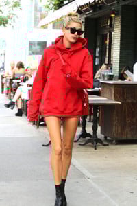 hailey-baldwin-out-in-nyc-91217-5.jpg