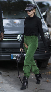 hailey-baldwin-out-in-paris-92617-8.jpg