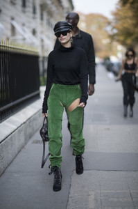 hailey-baldwin-out-in-paris-92617-9.jpg