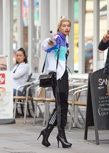 hailey-baldwin-shopping-in-london-91417-10.jpg