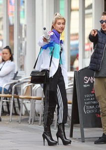 hailey-baldwin-shopping-in-london-91417-11.jpg