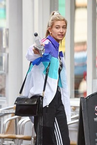 hailey-baldwin-shopping-in-london-91417-12.jpg