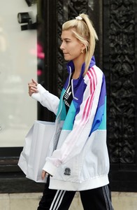 hailey-baldwin-shopping-in-london-91417-4.jpg