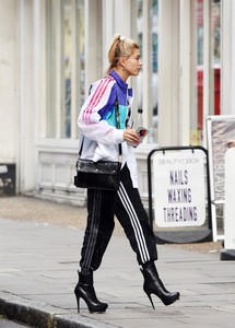 hailey-baldwin-shopping-in-london-91417-6.jpg