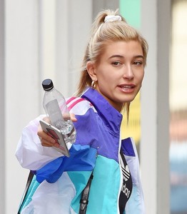 hailey-baldwin-shopping-in-london-91417-7.jpg