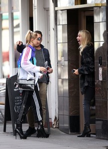 hailey-baldwin-shopping-in-london-91417-9.jpg