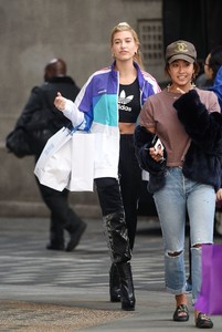 hailey-baldwin-shopping-in-london-91417.jpg