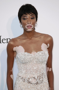 hqcelebcorner__2_.jpg