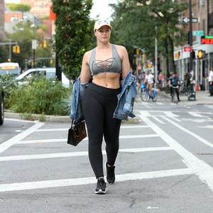 iskra-lawrence-going-to-the-gym-in-nyc-91217-6.jpg
