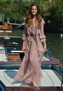 izabel-goulart-74th-venice-international-film-festival-day-2-83017-15.jpg