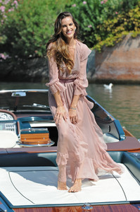 izabel-goulart-74th-venice-international-film-festival-day-2-83017-33.jpg