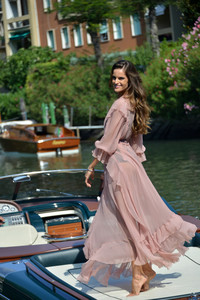 izabel-goulart-74th-venice-international-film-festival-day-2-83017-41.jpg