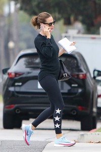 jennifer-garner-in-tights-talks-on-the-phone-in-la-09-12-2017-0.jpg