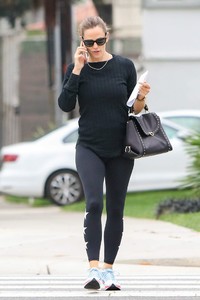 jennifer-garner-in-tights-talks-on-the-phone-in-la-09-12-2017-1.jpg