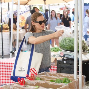 jennifer-garner-shopping-at-the-farmers-market-in-brentwood-09-24-2017-1.jpg