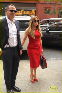jennifer-lopez-is-red-hot-at-lunch-with-alex-rodriguez-09.jpg