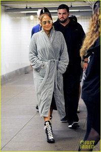 jennifer-lopez-walks-through-nyc-subway-stop-in-a-bathrobe-01.jpg