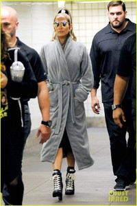 jennifer-lopez-walks-through-nyc-subway-stop-in-a-bathrobe-02.jpg