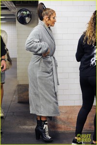 jennifer-lopez-walks-through-nyc-subway-stop-in-a-bathrobe-03.jpg